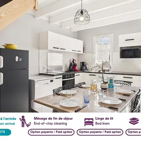Jolie Maison Volets Jaunes Avec Terrasse Pour 7