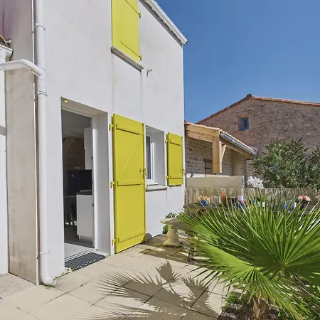 Jolie Maison Volets Jaunes Avec Terrasse Pour 7 *