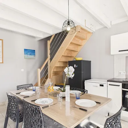 Jolie Maison Volets Jaunes Avec Terrasse Pour 7 *