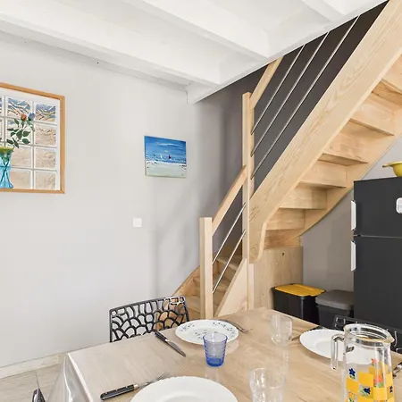 Jolie Maison Volets Jaunes Avec Terrasse Pour 7 La Tranche-sur-Mer
