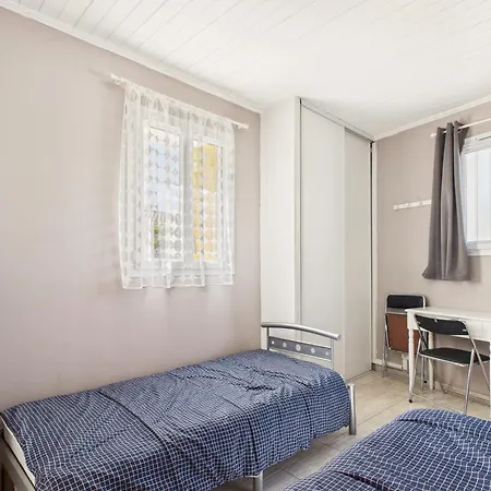 Сasa de vacaciones Jolie Maison Volets Jaunes Avec Terrasse Pour 7 *